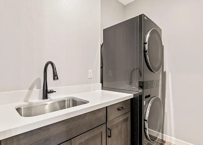 Cozy Escape - Two King And Hot Tub Holiday home *
